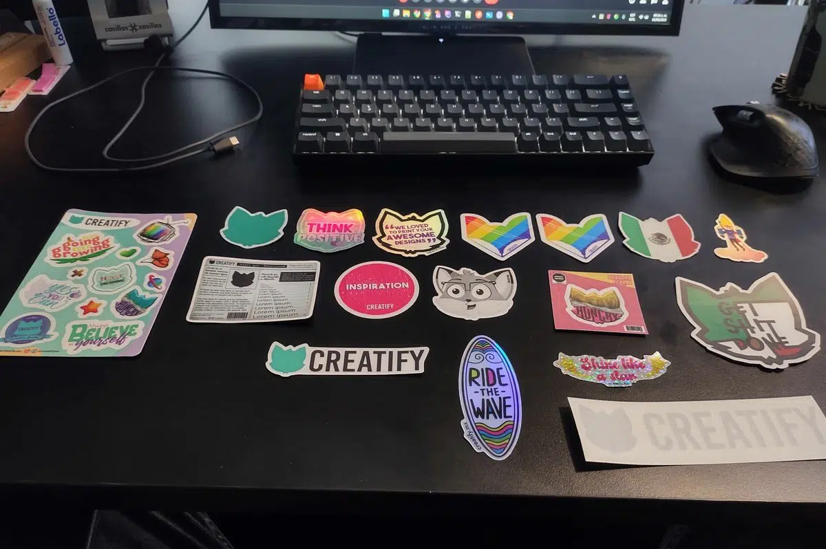 sticker pack sobre escritorio